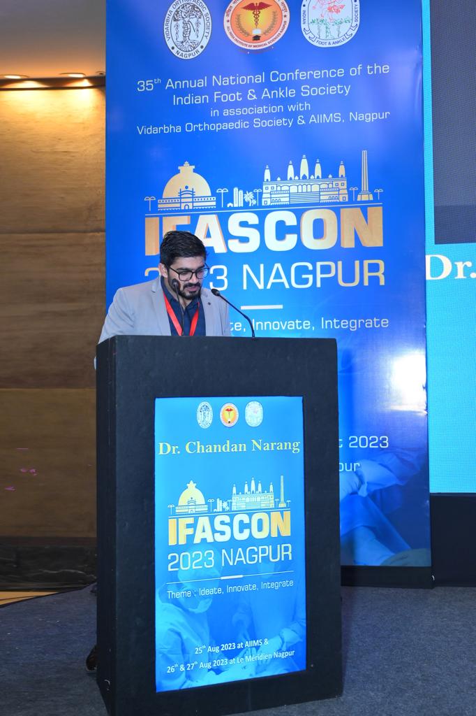 Dr. Chandan Narang at IFASCON 2023 lectern